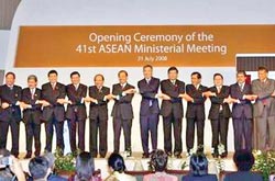 Bộ trưởng Ngoại giao các nước ASEAN thể hiện sự đoàn kết tại hội nghị.
